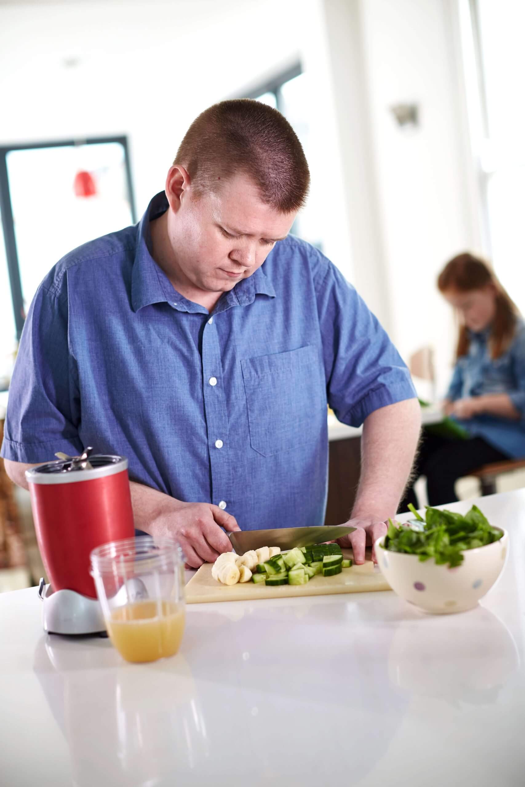 dad-making-a-healthy-smoothie eating out after bariatric surgery