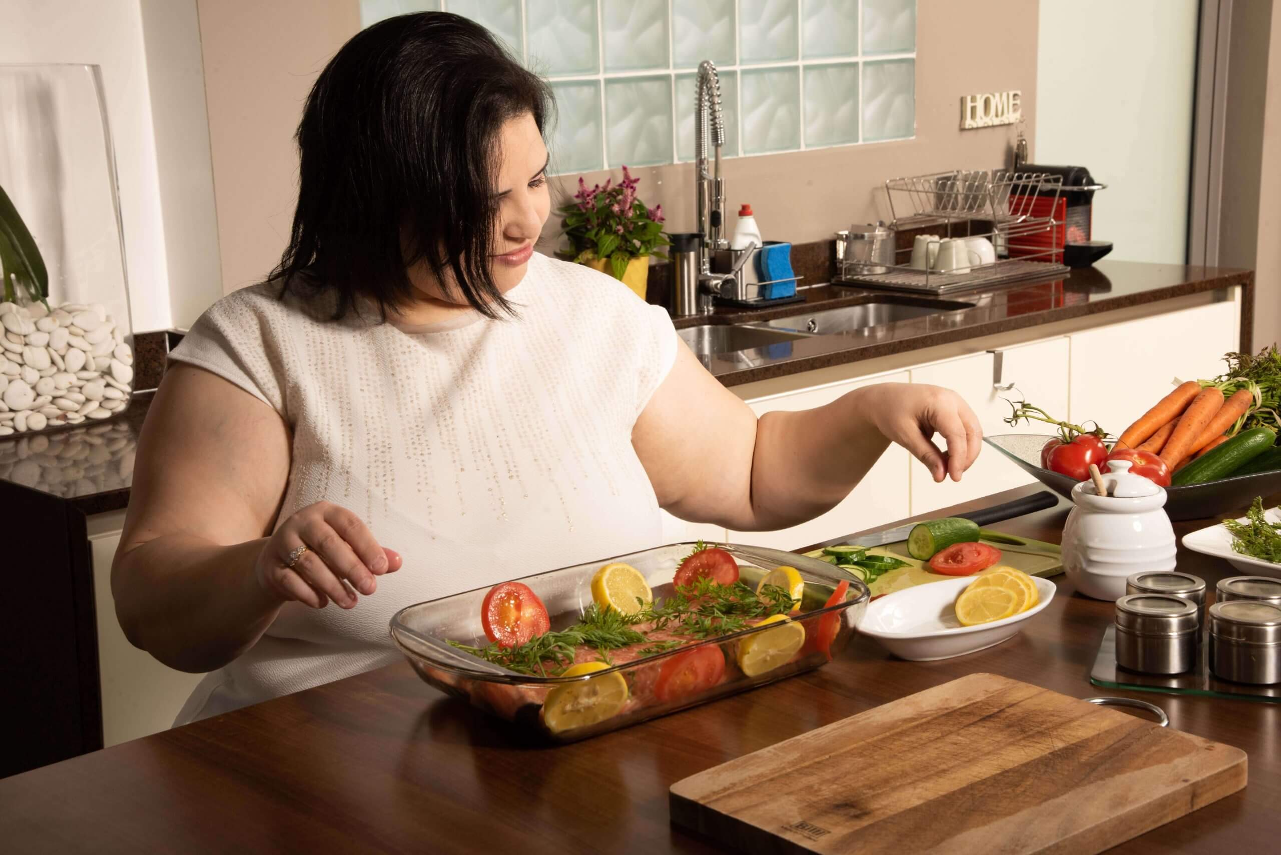 woman-preparing-food-3 eating out after bariatric surgery